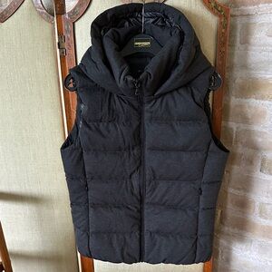 Uniqlo size medium down insulated Quilted Black Hooded Vest made in 2016